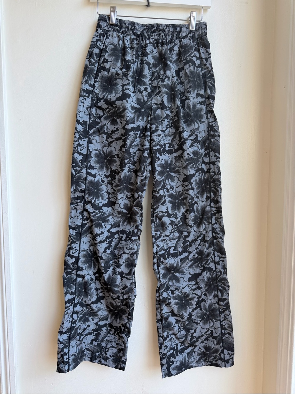 Nike Sportswear Windrunner Women’s UV Woven Pants XS NWT Floral Black Gray
